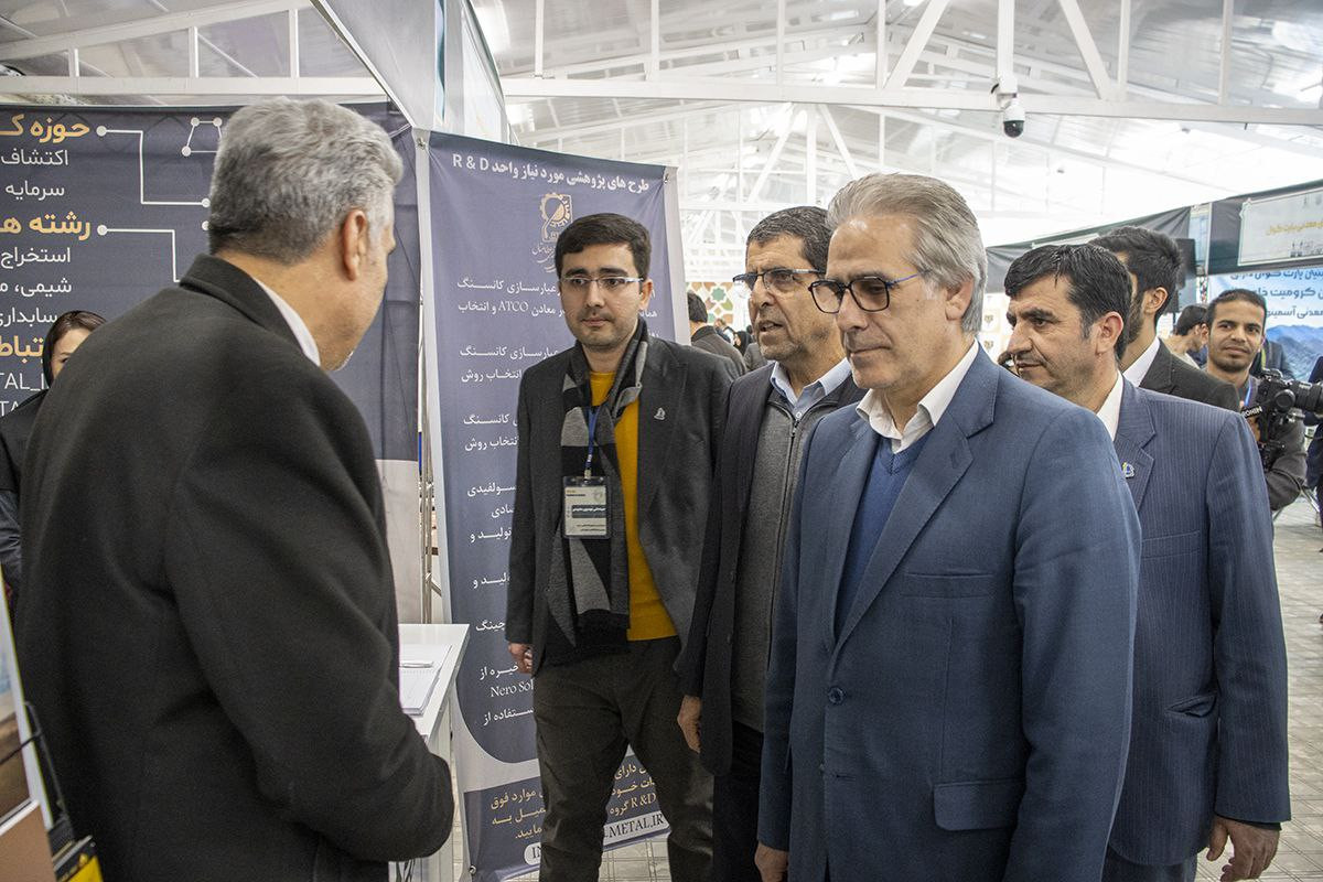 بازدید-مقامات-استانی-از-غرفه-هلدینگ-عطامتال-در-نمایشگاه-فرصت-های-شغلی